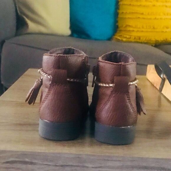 OSHKOSH B’GOSH “Size 6” Boots - Picture 4 of 6